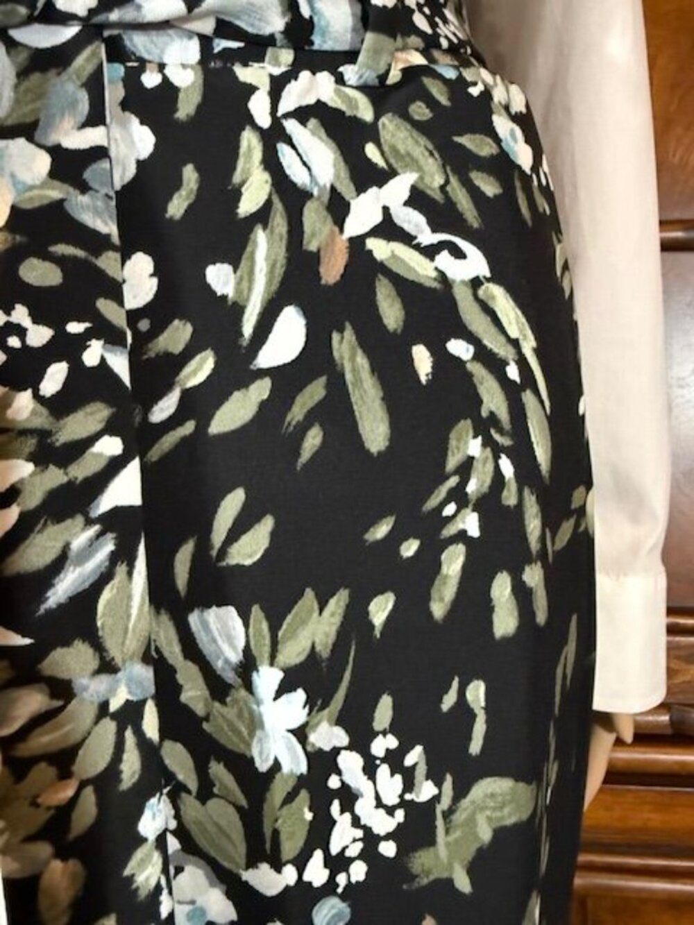 White House Black Market Aqua Floral Pleat Waist Belted 'The Tapered Ankle' Pant - Picture 9 of 13